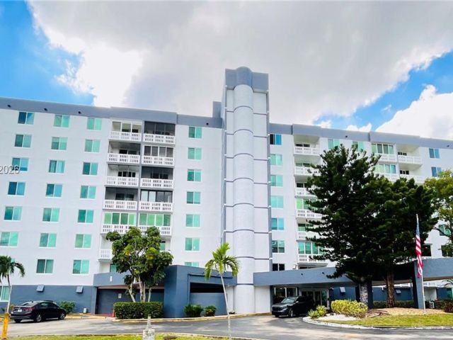  2 BR,  2.00 BTH &nbsp; style home in Hollywood