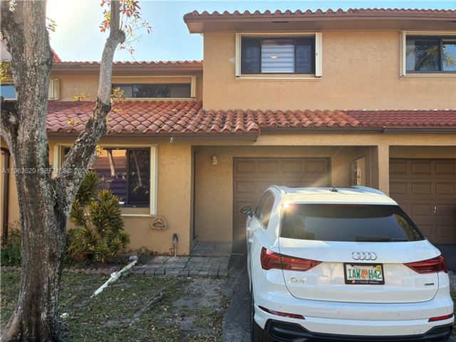  3 BR,  3.00 BTH &nbsp;Townhouse style home in Kendall