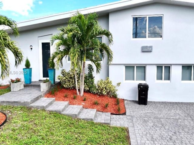  4 BR,  3.00 BTH &nbsp;2 story style home in Dania
