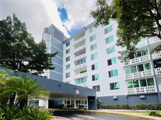  2 BR,  2.00 BTH &nbsp; style home in Hollywood