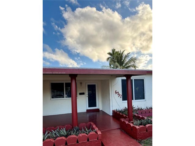  2 BR,  2.00 BTH &nbsp; style home in Hollywood