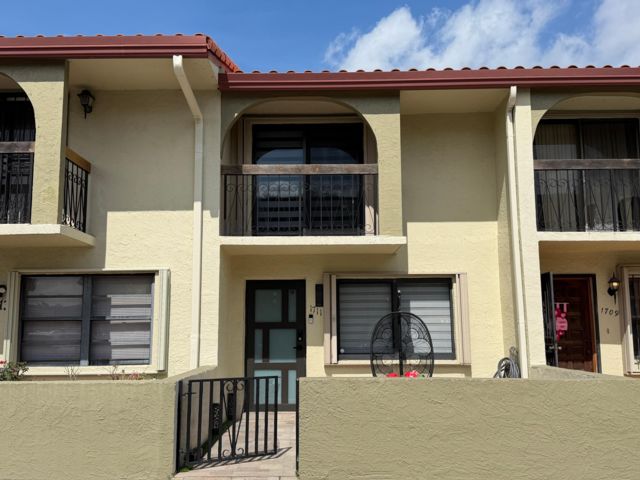  2 BR,  1.50 BTH &nbsp;Townhouse style home in Hialeah