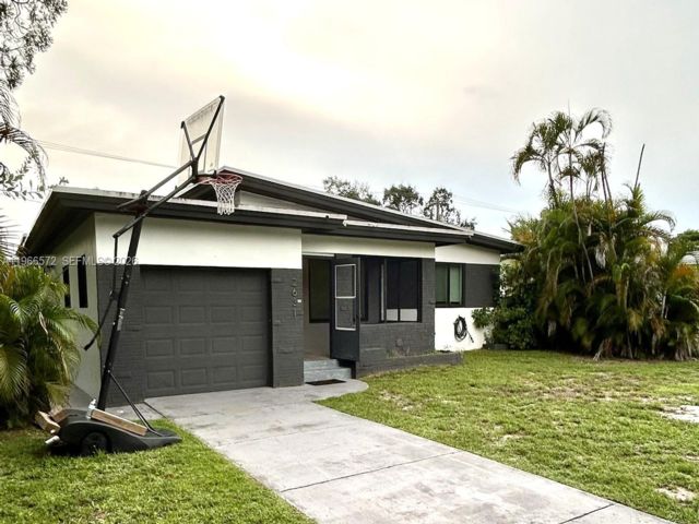  3 BR,  2.00 BTH &nbsp; style home in Hollywood