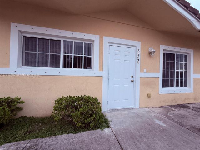  2 BR,  2.00 BTH &nbsp; style home in Hollywood