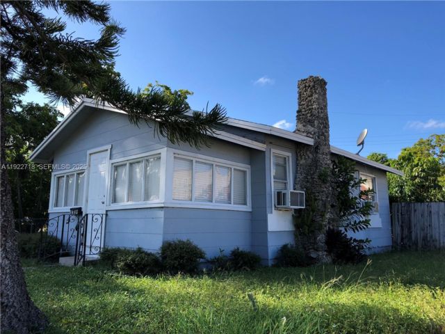  2 BR,  1.00 BTH &nbsp; style home in Hollywood