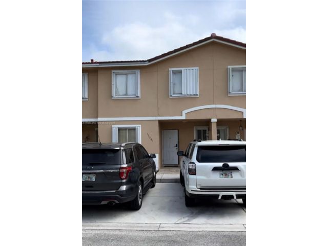  4 BR,  3.00 BTH &nbsp;Townhouse style home in Miami