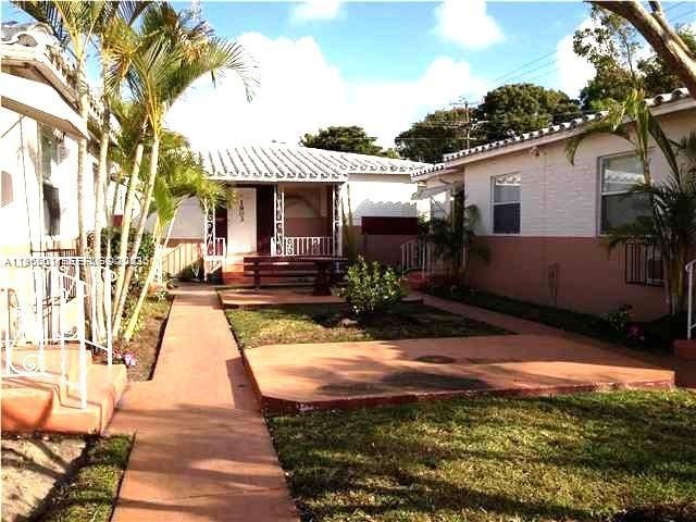  2 BR,  2.00 BTH &nbsp; style home in Hollywood