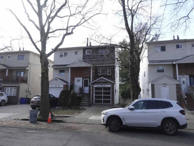  3 BR,  1.50 BTH &nbsp;Duplex style home in Bergen Beach