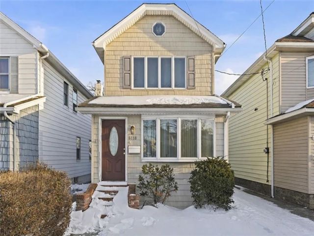  3 BR,  1.50 BTH &nbsp;Single family style home in Old Mill Basin