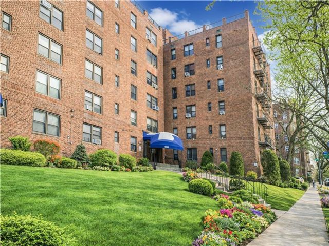  1 BR,  1.00 BTH &nbsp;Co-op style home in Bay Ridge