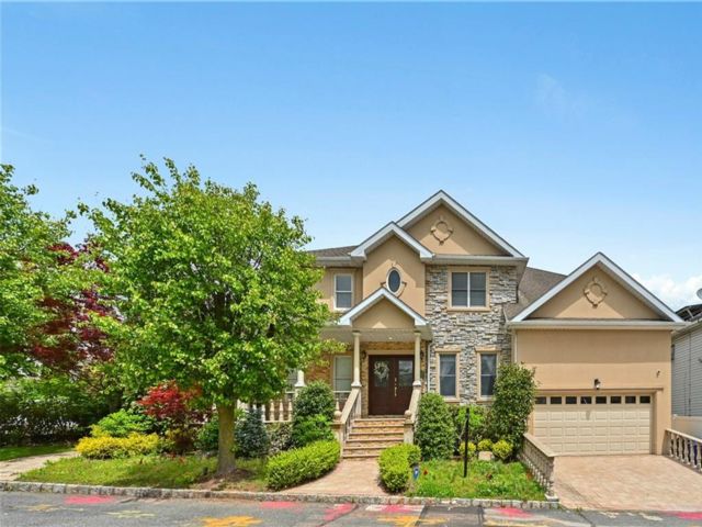  5 BR,  4.00 BTH &nbsp;Single family style home in Clove Lake