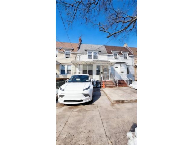  5 BR,  3.00 BTH &nbsp;Single family style home in Bensonhurst
