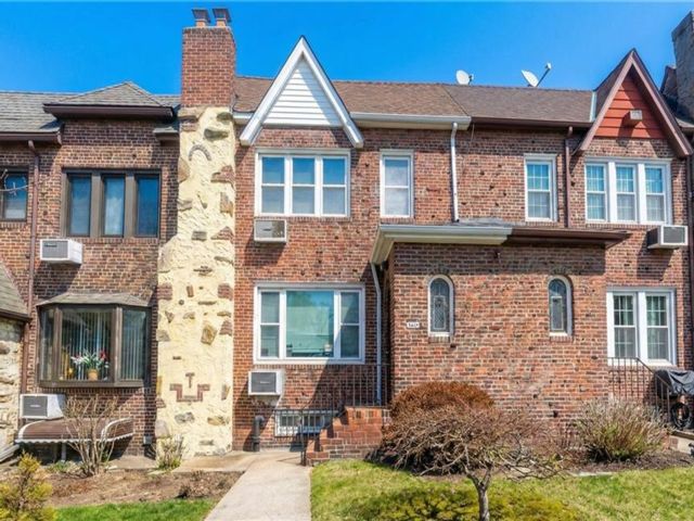  3 BR,  3.00 BTH &nbsp;Single family style home in Middle Village