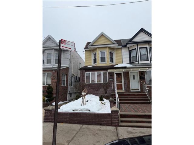  4 BR,  3.00 BTH &nbsp;Single family style home in Dyker Heights