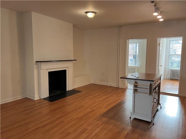  3 BR,  1.00 BTH &nbsp;Multi-family style home in Cobble Hill