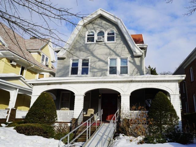  6 BR,  4.00 BTH &nbsp;Single family style home in Midwood