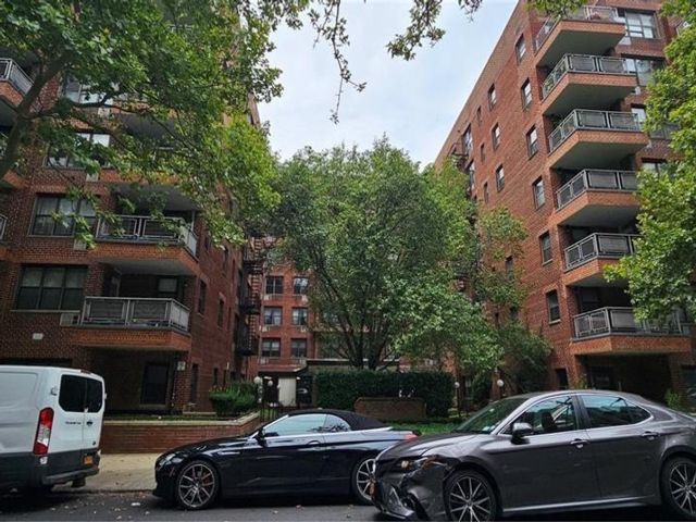  1 BR,  1.00 BTH &nbsp;Co-op style home in Old Mill Basin