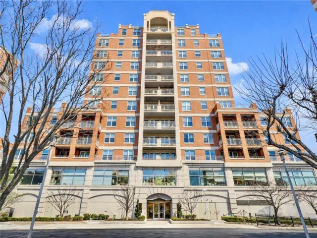  2 BR,  2.00 BTH &nbsp;Condominium style home in Brighton Beach
