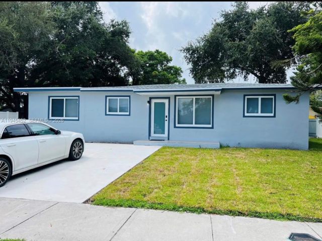  2 BR,  1.00 BTH &nbsp; style home in Hollywood