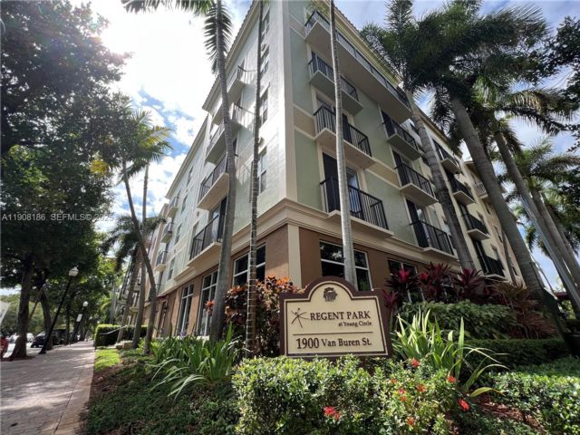  2 BR,  2.00 BTH &nbsp; style home in Hollywood