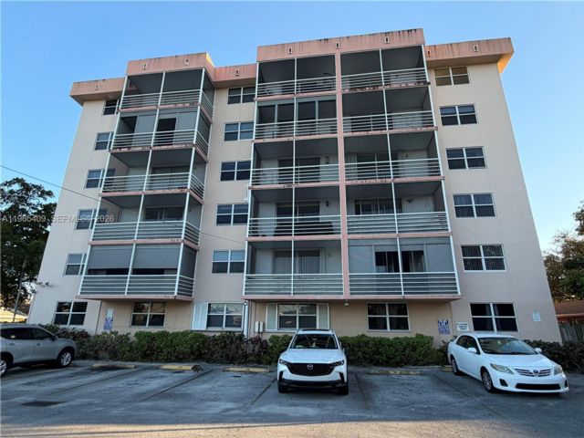  2 BR,  2.00 BTH &nbsp; style home in Hollywood