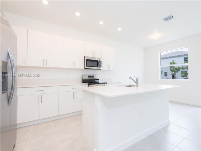  5 BR,  4.00 BTH &nbsp; style home in Florida City