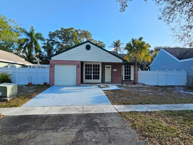  2 BR,  2.00 BTH &nbsp; style home in Pembroke Pines