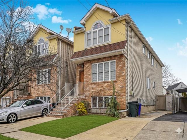  4 BR,  4.00 BTH &nbsp;Single family style home in Port Richmond