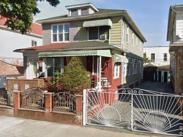  3 BR,  2.00 BTH &nbsp;Single family style home in East Flatbush
