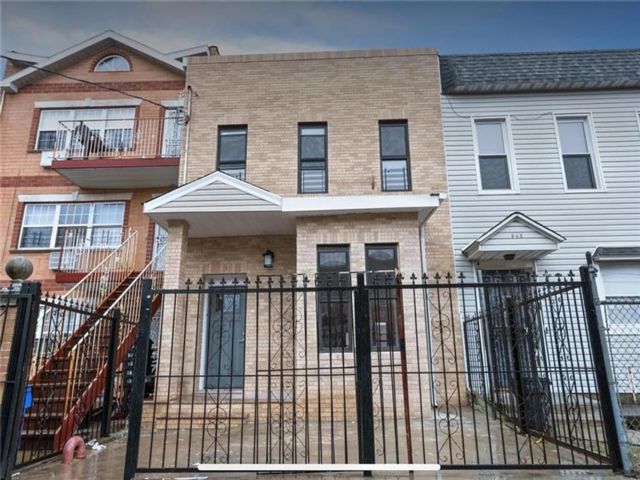  6 BR,  3.00 BTH &nbsp;Multi-family style home in East New York