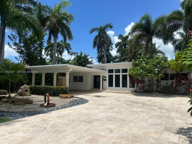  3 BR,  2.50 BTH &nbsp; style home in Hollywood