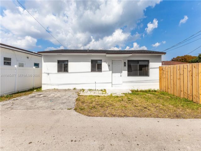  2 BR,  1.00 BTH &nbsp; style home in Hollywood