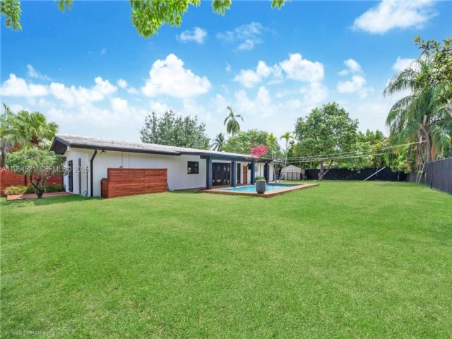  4 BR,  3.00 BTH &nbsp; style home in Pinecrest