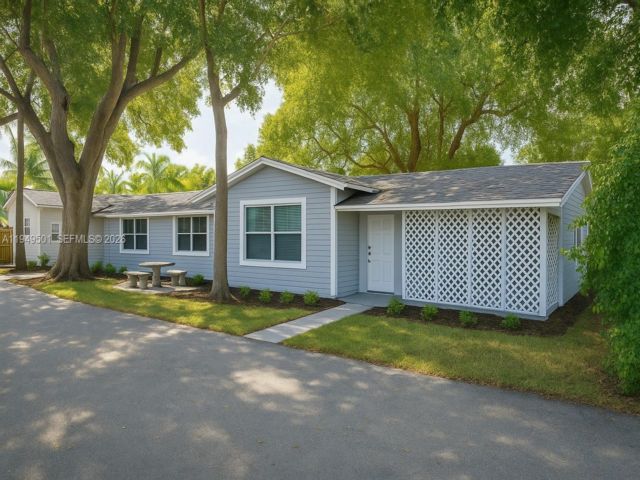  2 BR,  1.00 BTH &nbsp; style home in Hollywood