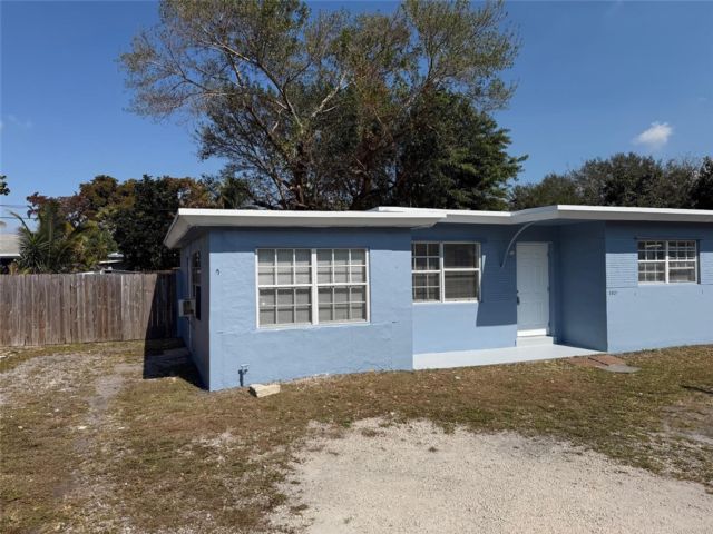  2 BR,  1.00 BTH &nbsp; style home in Hollywood