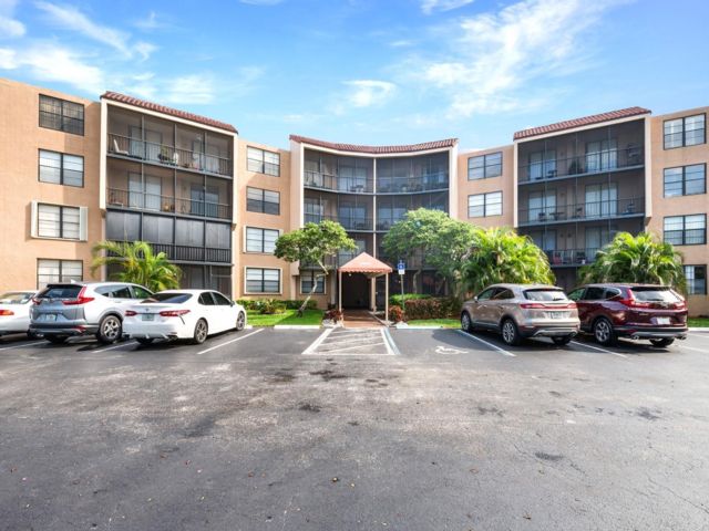  2 BR,  2.00 BTH &nbsp; style home in Hollywood