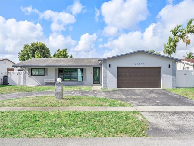  4 BR,  2.00 BTH &nbsp; style home in Pembroke Pines