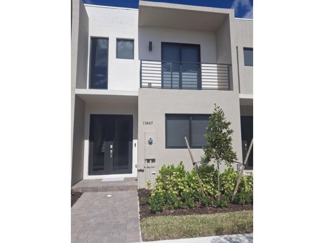  4 BR,  3.50 BTH &nbsp; style home in Homestead