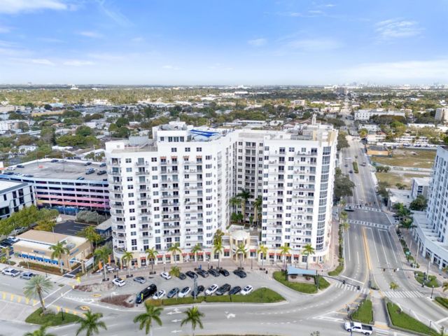  2 BR,  2.00 BTH &nbsp; style home in Hollywood