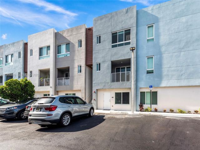  2 BR,  2.50 BTH &nbsp; style home in Aventura