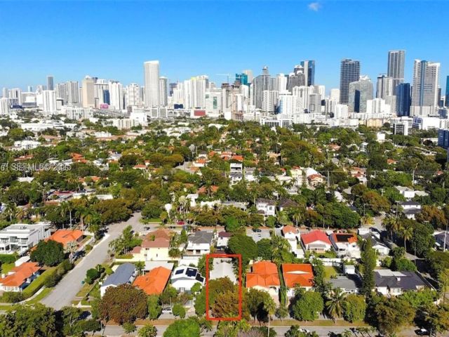  4 BR,  3.00 BTH &nbsp; style home in Miami