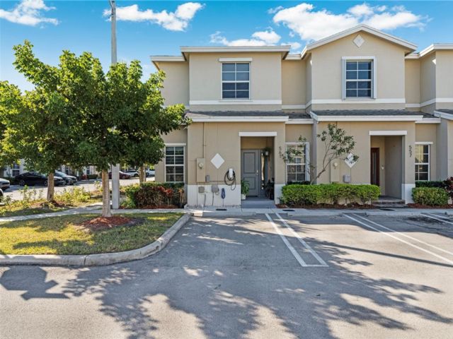  3 BR,  3.00 BTH &nbsp;Townhouse style home in Florida City