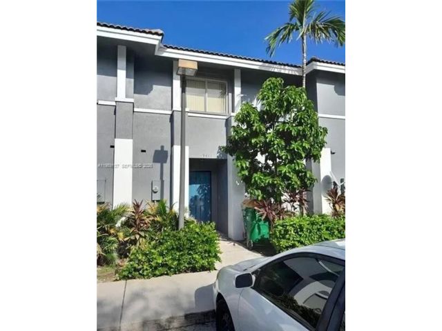  2 BR,  2.50 BTH &nbsp; style home in Hollywood