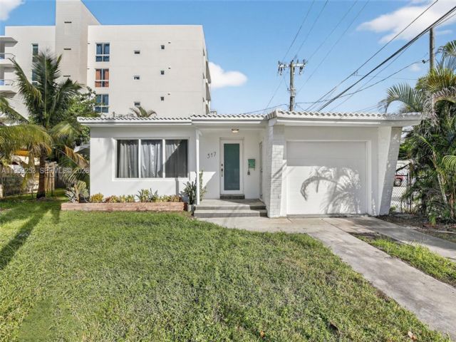  2 BR,  2.00 BTH &nbsp; style home in Hollywood