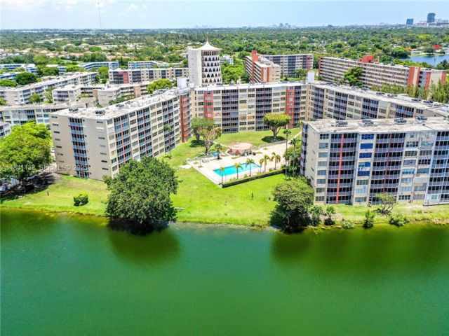  2 BR,  2.00 BTH &nbsp; style home in Miami