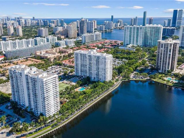  2 BR,  2.00 BTH &nbsp; style home in Aventura