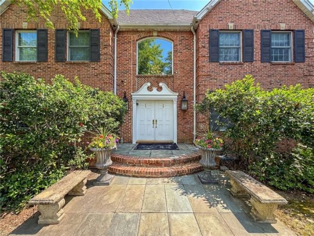  6 BR,  5.00 BTH &nbsp;Single family style home in Colts Neck