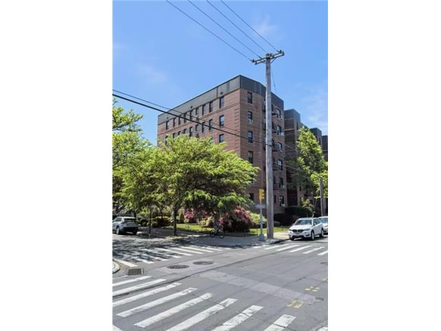  2 BR,  1.00 BTH &nbsp;Co-op style home in Gravesend