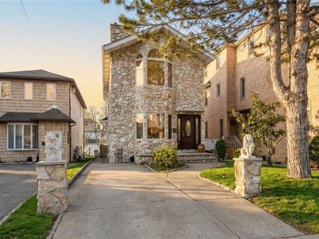  5 BR,  4.00 BTH &nbsp;Single family style home in Arrochar