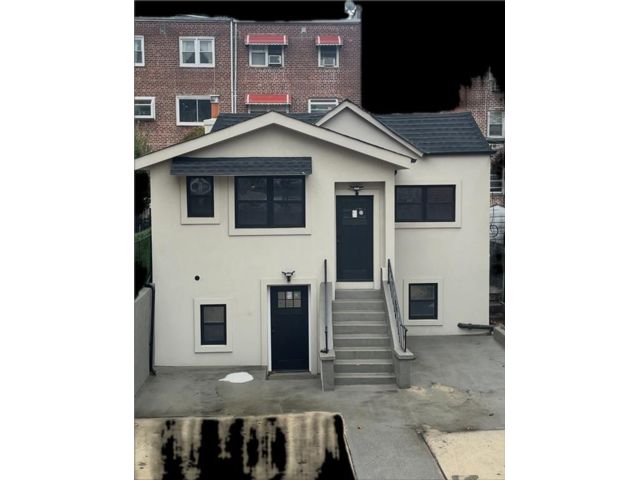  4 BR,  2.00 BTH &nbsp;Single family style home in Canarsie